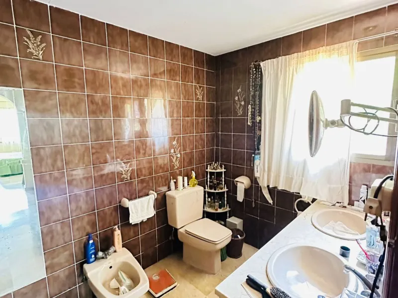 House - Detached Villa в продаже в Estepona, Málaga. В доме 3 спален и 3 ванных комнат. Площадь дома 338 м². Площадь участка 864 м²
