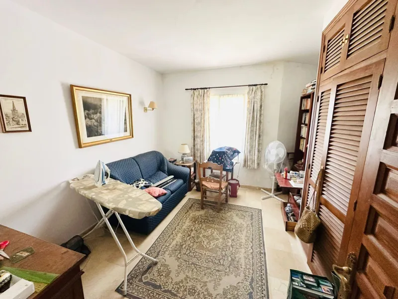 House - Detached Villa в продаже в Estepona, Málaga. В доме 3 спален и 3 ванных комнат. Площадь дома 338 м². Площадь участка 864 м²