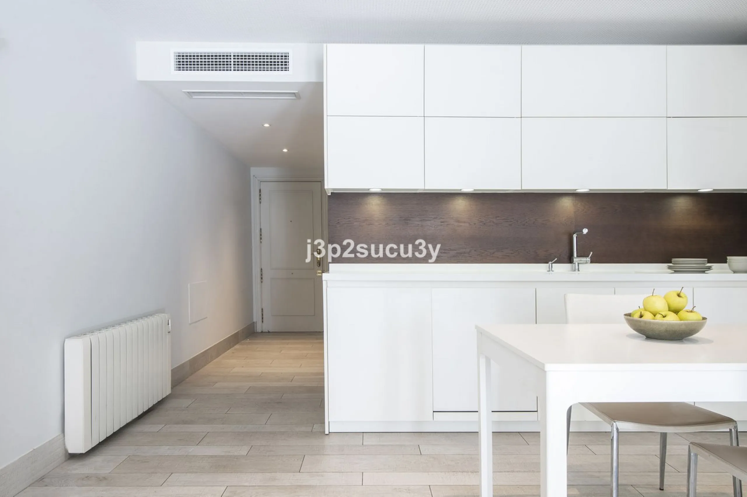 This charming 3-bedroom, en-suite 3-bathroom flat, located in the La Loma de Guadalmina urbanisation, offers a contemporary and relaxed lifestyle in a privileged setting.