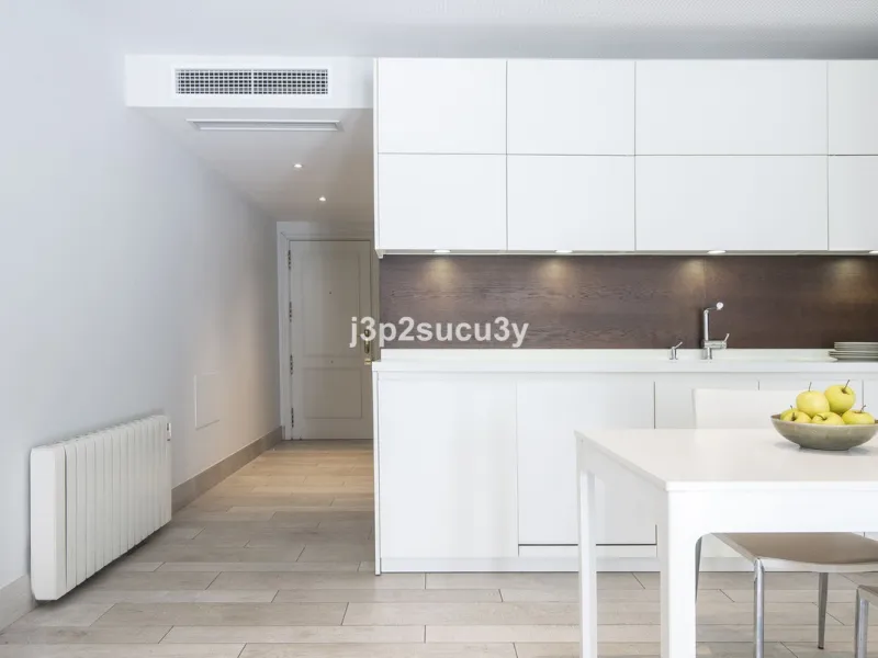 This charming 3-bedroom, en-suite 3-bathroom flat, located in the La Loma de Guadalmina urbanisation, offers a contemporary and relaxed lifestyle in a privileged setting.