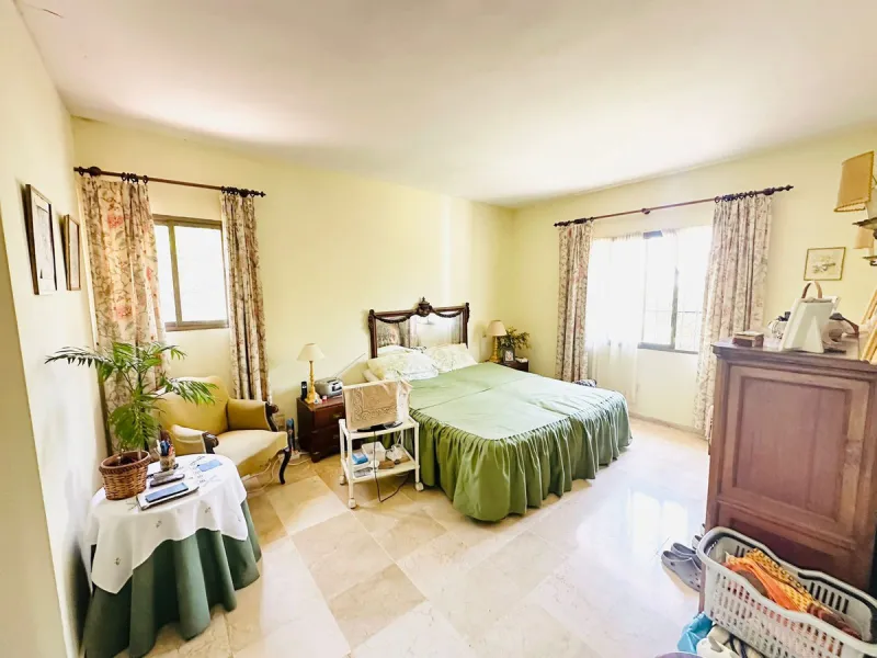 House - Detached Villa в продаже в Estepona, Málaga. В доме 3 спален и 3 ванных комнат. Площадь дома 338 м². Площадь участка 864 м²