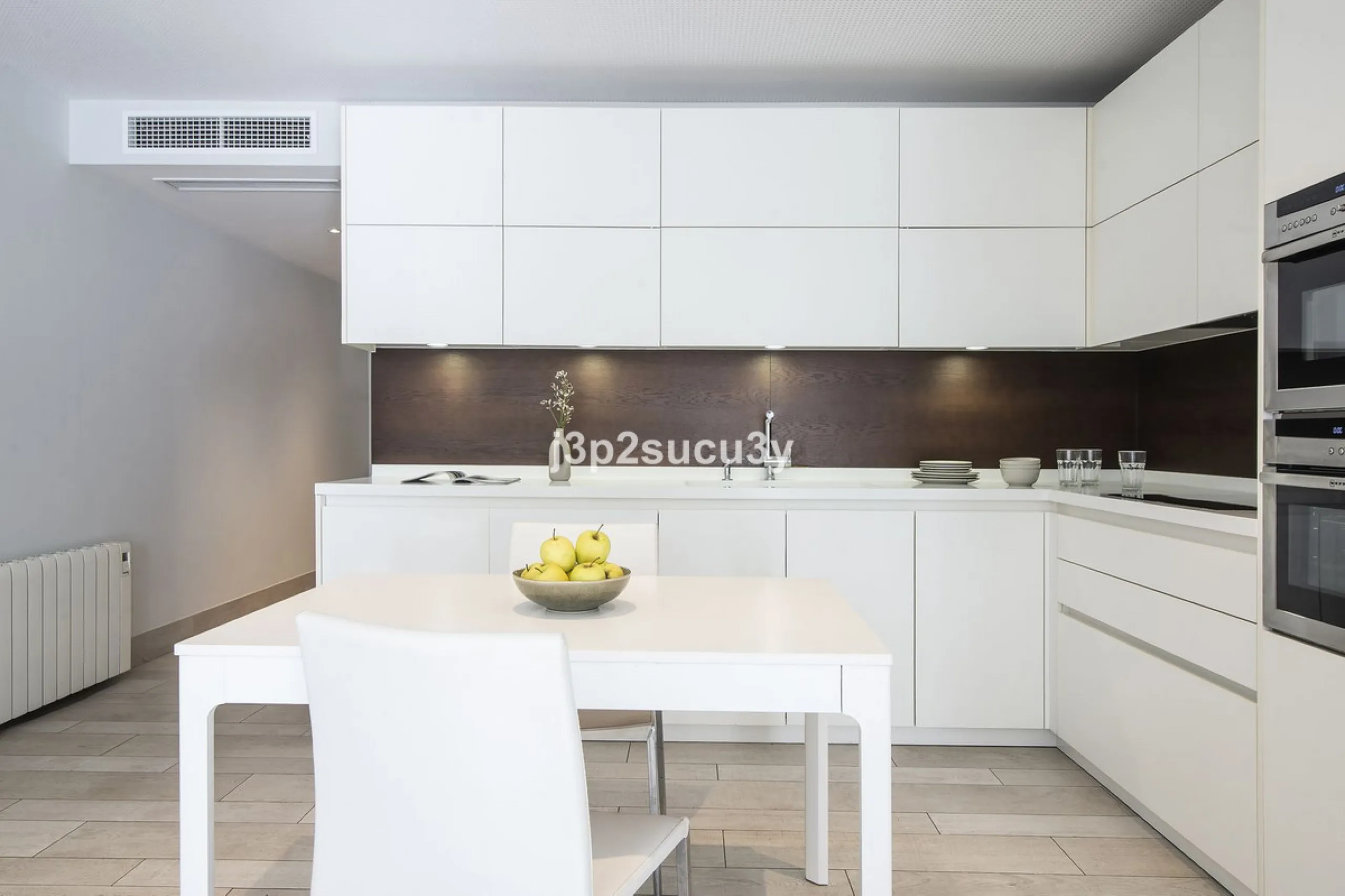 This charming 3-bedroom, en-suite 3-bathroom flat, located in the La Loma de Guadalmina urbanisation, offers a contemporary and relaxed lifestyle in a privileged setting.