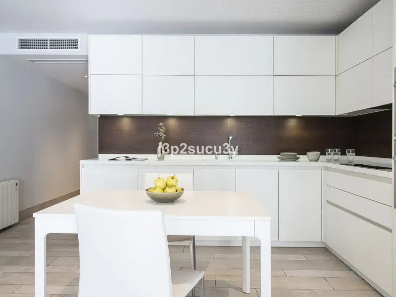 This charming 3-bedroom, en-suite 3-bathroom flat, located in the La Loma de Guadalmina urbanisation, offers a contemporary and relaxed lifestyle in a privileged setting.