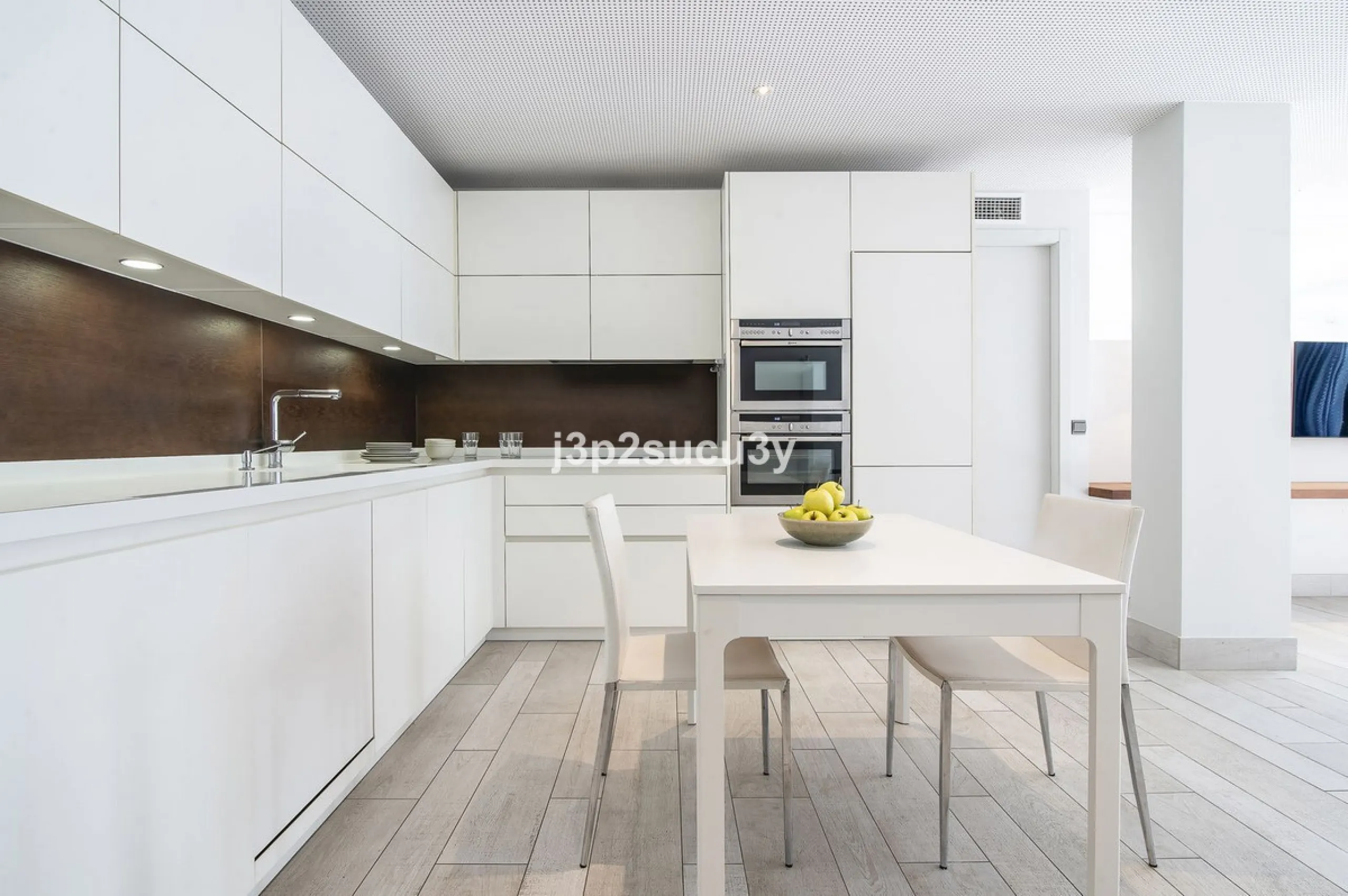 This charming 3-bedroom, en-suite 3-bathroom flat, located in the La Loma de Guadalmina urbanisation, offers a contemporary and relaxed lifestyle in a privileged setting.