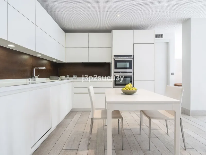 This charming 3-bedroom, en-suite 3-bathroom flat, located in the La Loma de Guadalmina urbanisation, offers a contemporary and relaxed lifestyle in a privileged setting.