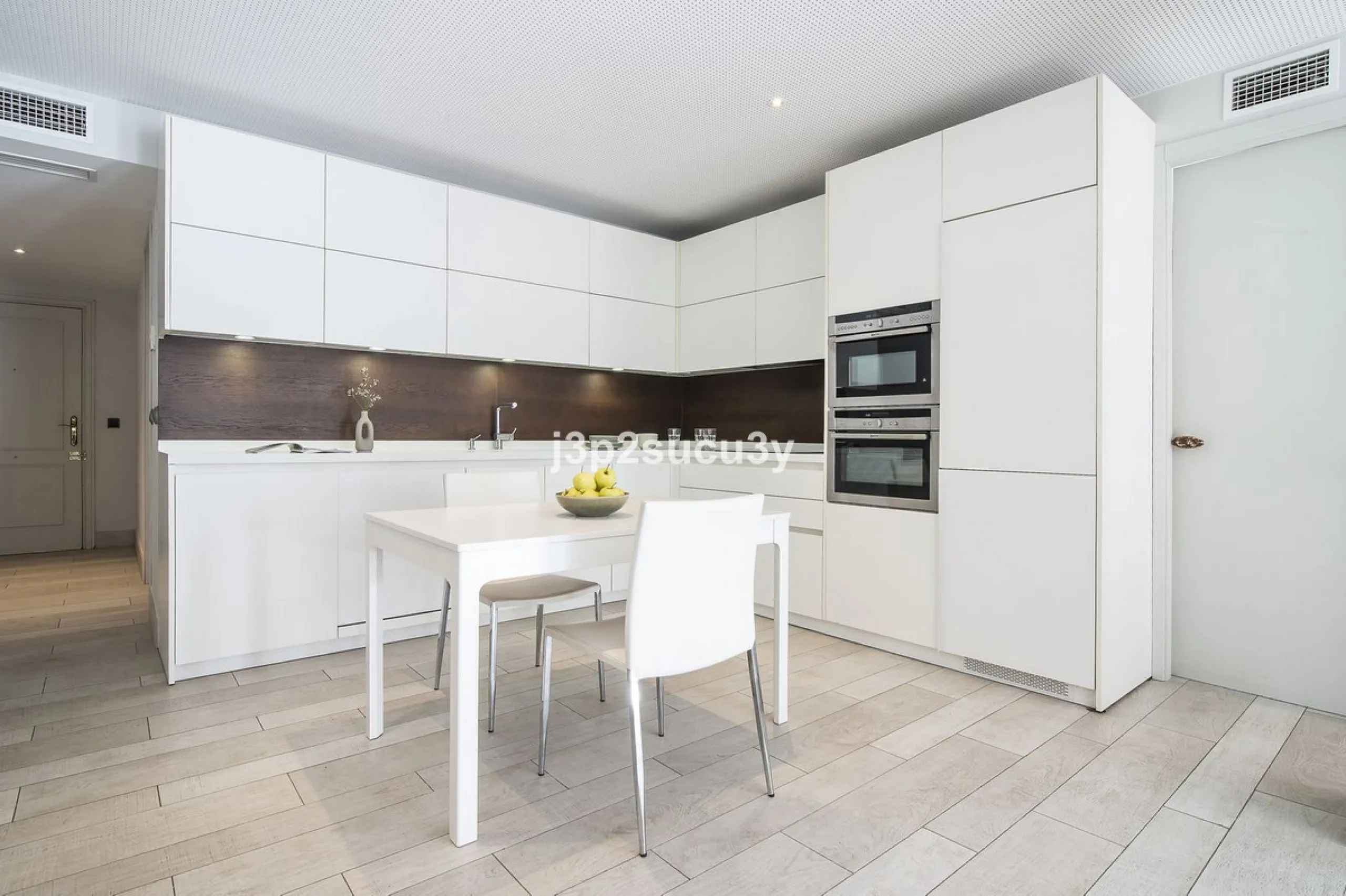 This charming 3-bedroom, en-suite 3-bathroom flat, located in the La Loma de Guadalmina urbanisation, offers a contemporary and relaxed lifestyle in a privileged setting.