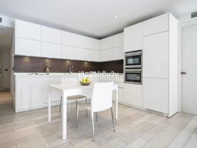 This charming 3-bedroom, en-suite 3-bathroom flat, located in the La Loma de Guadalmina urbanisation, offers a contemporary and relaxed lifestyle in a privileged setting.