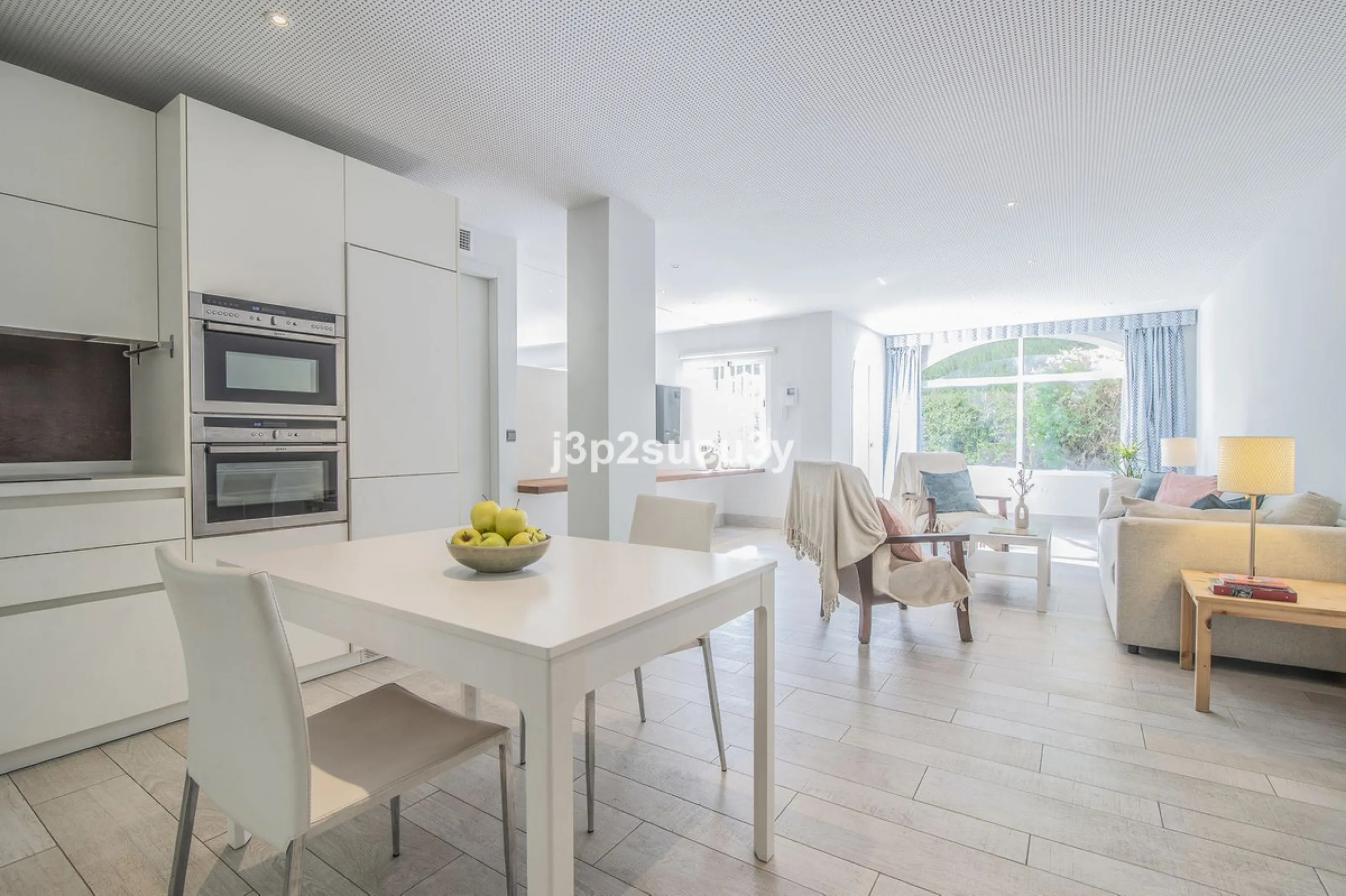 This charming 3-bedroom, en-suite 3-bathroom flat, located in the La Loma de Guadalmina urbanisation, offers a contemporary and relaxed lifestyle in a privileged setting.