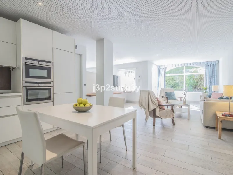 This charming 3-bedroom, en-suite 3-bathroom flat, located in the La Loma de Guadalmina urbanisation, offers a contemporary and relaxed lifestyle in a privileged setting.