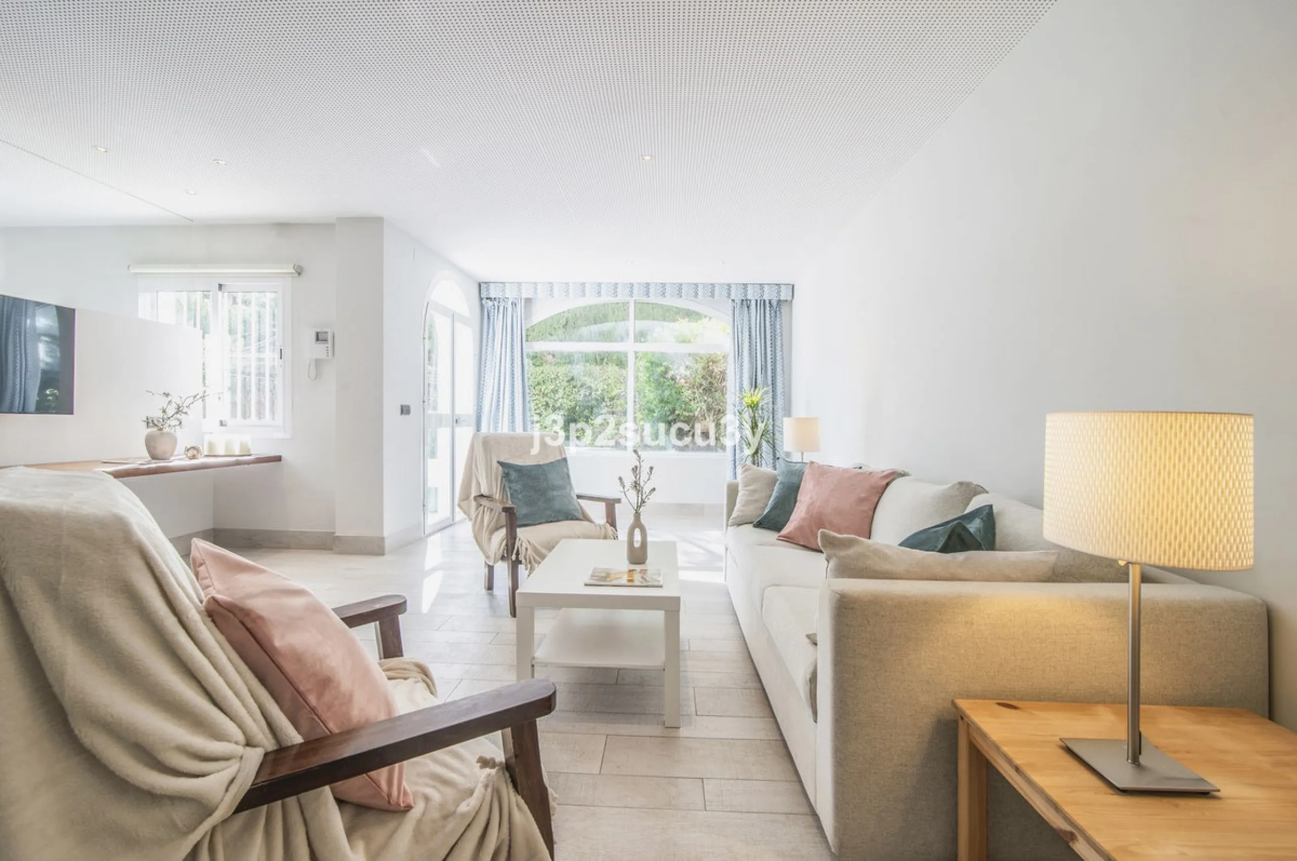 This charming 3-bedroom, en-suite 3-bathroom flat, located in the La Loma de Guadalmina urbanisation, offers a contemporary and relaxed lifestyle in a privileged setting.