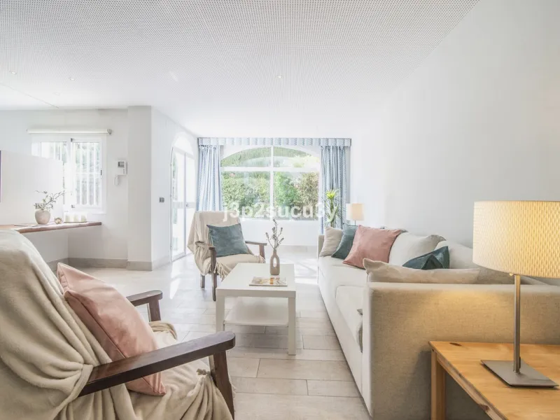 This charming 3-bedroom, en-suite 3-bathroom flat, located in the La Loma de Guadalmina urbanisation, offers a contemporary and relaxed lifestyle in a privileged setting.