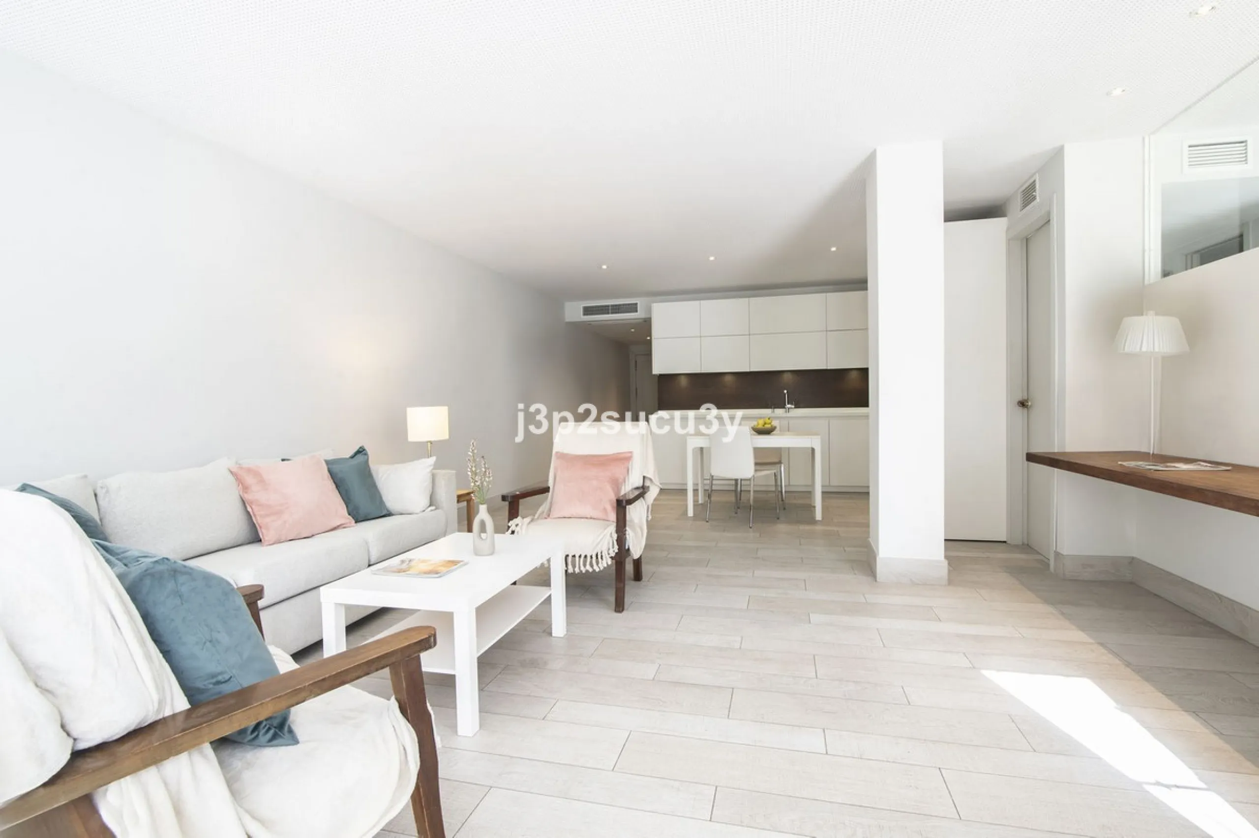 This charming 3-bedroom, en-suite 3-bathroom flat, located in the La Loma de Guadalmina urbanisation, offers a contemporary and relaxed lifestyle in a privileged setting.
