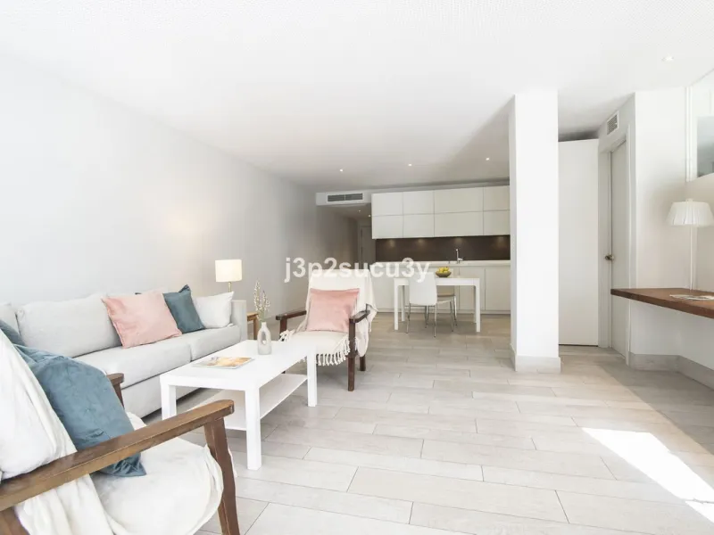This charming 3-bedroom, en-suite 3-bathroom flat, located in the La Loma de Guadalmina urbanisation, offers a contemporary and relaxed lifestyle in a privileged setting.