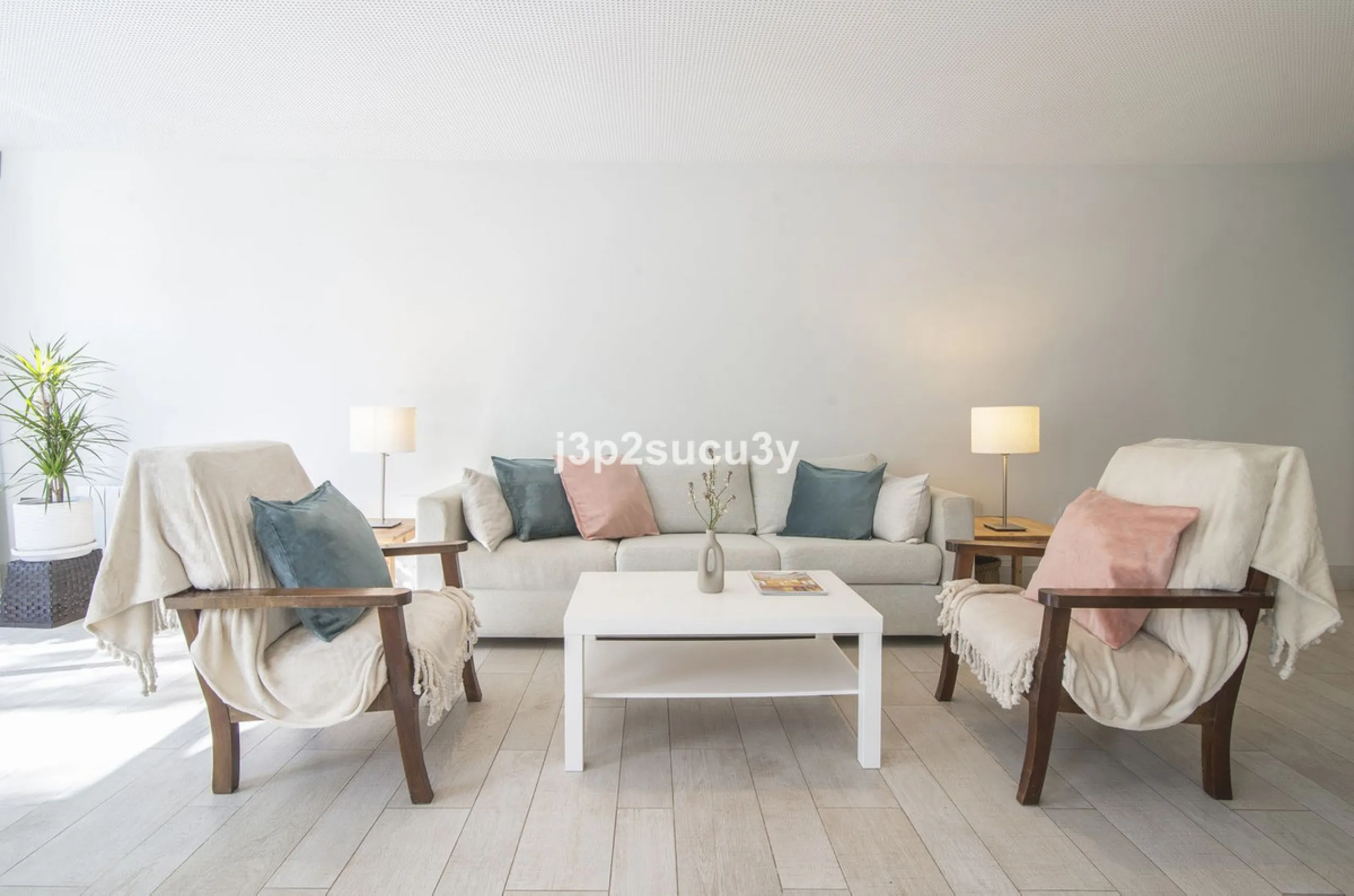 This charming 3-bedroom, en-suite 3-bathroom flat, located in the La Loma de Guadalmina urbanisation, offers a contemporary and relaxed lifestyle in a privileged setting.