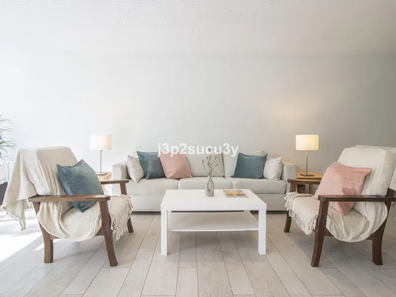 This charming 3-bedroom, en-suite 3-bathroom flat, located in the La Loma de Guadalmina urbanisation, offers a contemporary and relaxed lifestyle in a privileged setting.