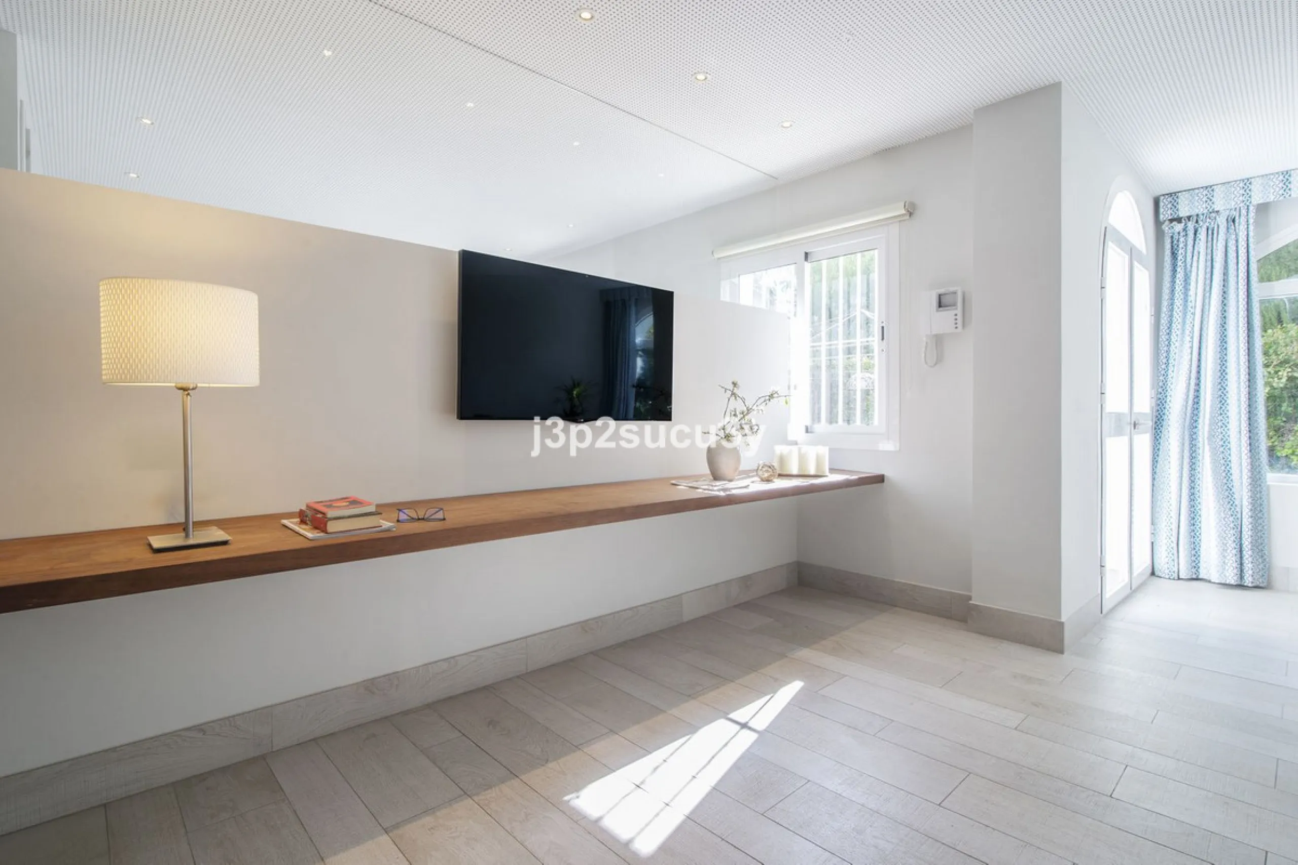 This charming 3-bedroom, en-suite 3-bathroom flat, located in the La Loma de Guadalmina urbanisation, offers a contemporary and relaxed lifestyle in a privileged setting.