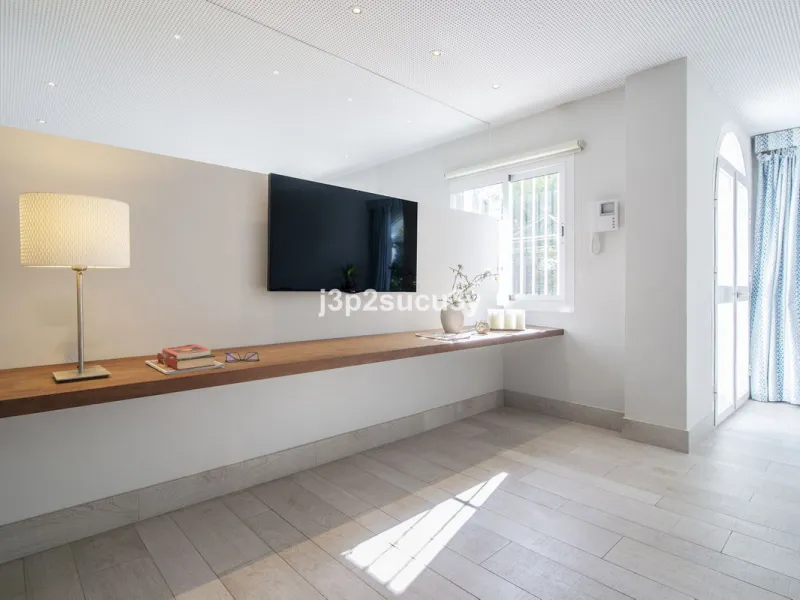 This charming 3-bedroom, en-suite 3-bathroom flat, located in the La Loma de Guadalmina urbanisation, offers a contemporary and relaxed lifestyle in a privileged setting.