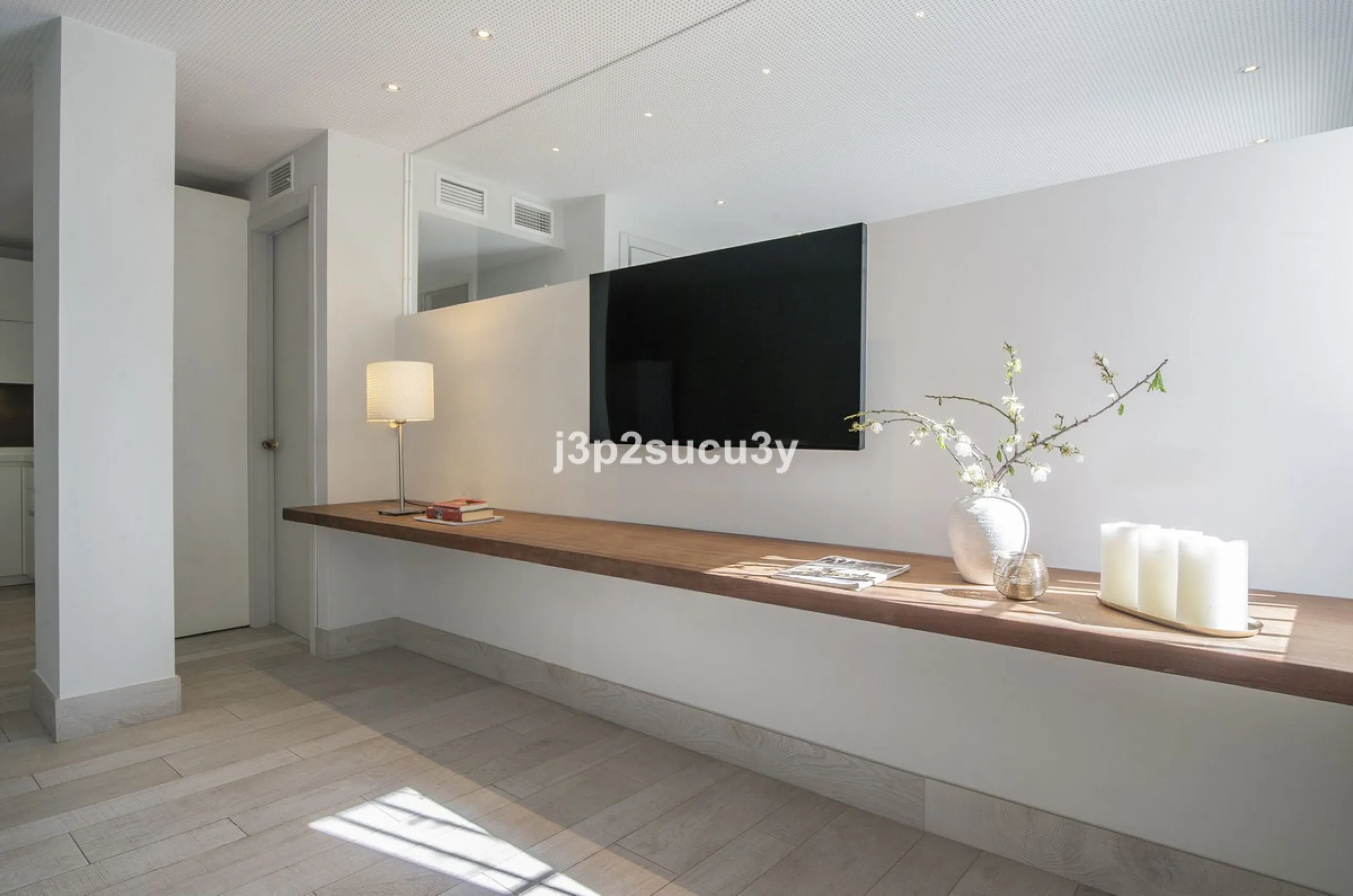 This charming 3-bedroom, en-suite 3-bathroom flat, located in the La Loma de Guadalmina urbanisation, offers a contemporary and relaxed lifestyle in a privileged setting.