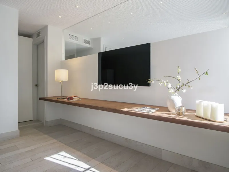 This charming 3-bedroom, en-suite 3-bathroom flat, located in the La Loma de Guadalmina urbanisation, offers a contemporary and relaxed lifestyle in a privileged setting.