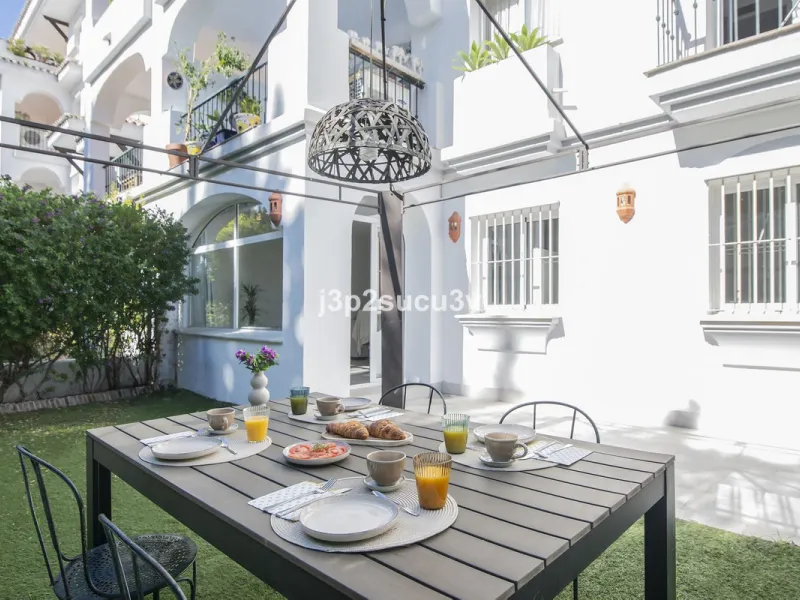 This charming 3-bedroom, en-suite 3-bathroom flat, located in the La Loma de Guadalmina urbanisation, offers a contemporary and relaxed lifestyle in a privileged setting.