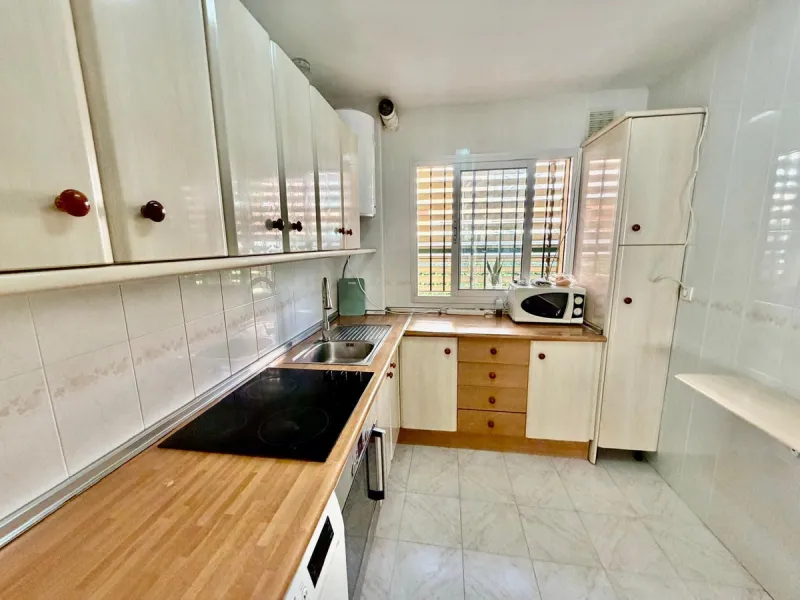 Helle Zwei-Zimmer-Wohnung mit Terrasse, Garage und ausgezeichneter Lage nahe am Meer