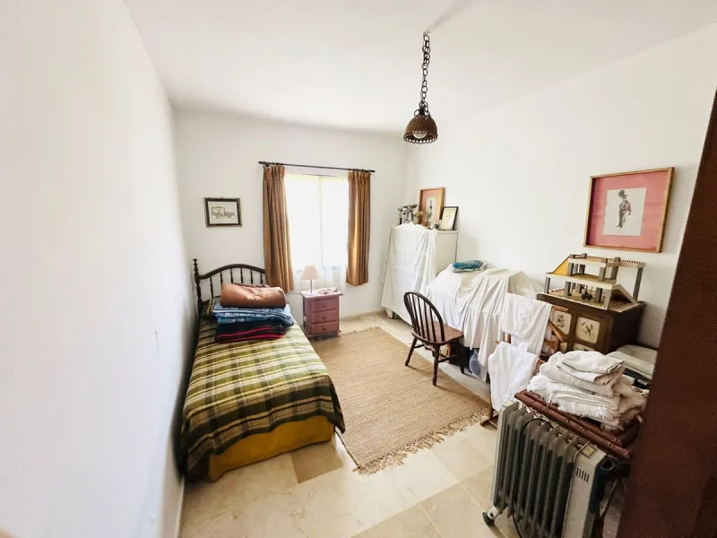 House - Detached Villa в продаже в Estepona, Málaga. В доме 3 спален и 3 ванных комнат. Площадь дома 338 м². Площадь участка 864 м²