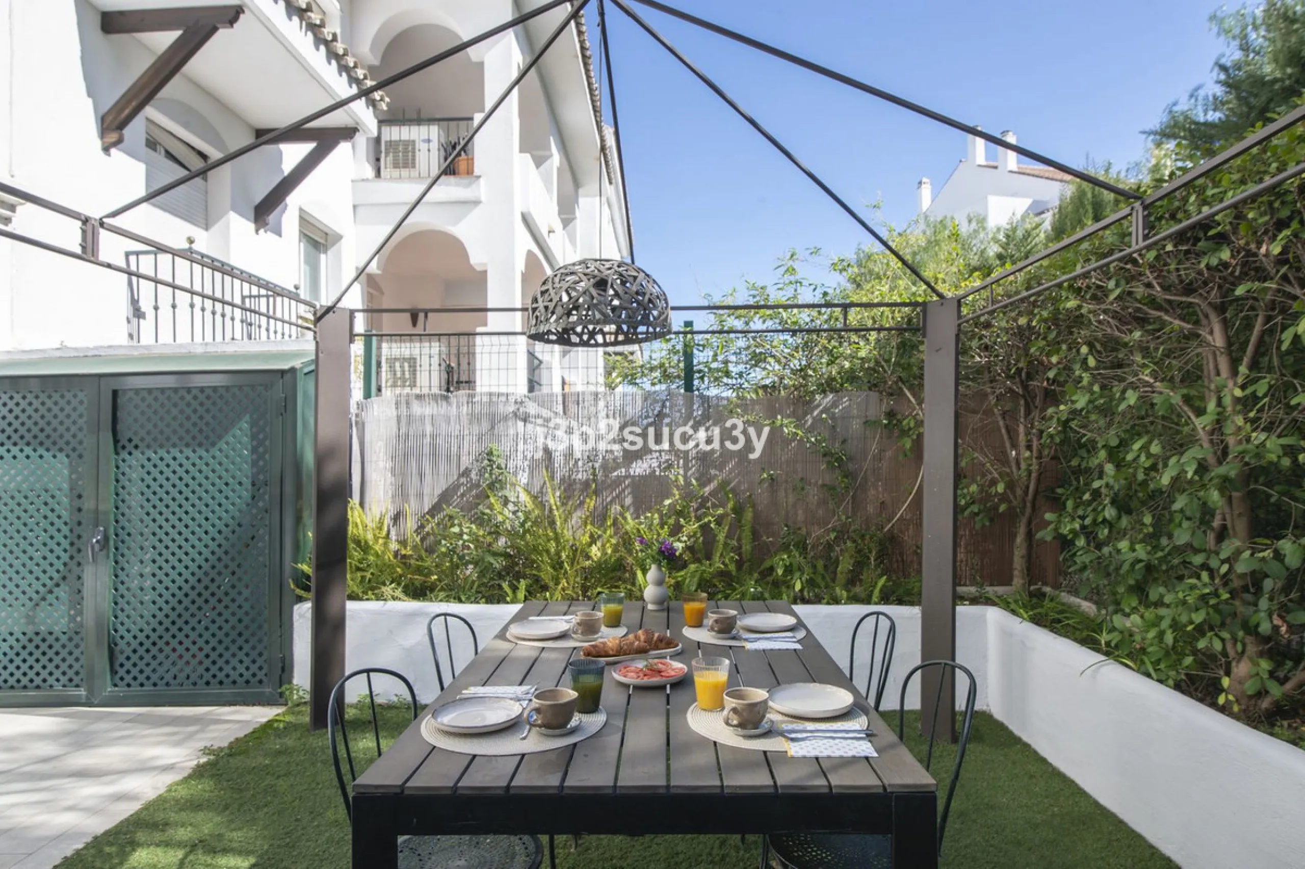 This charming 3-bedroom, en-suite 3-bathroom flat, located in the La Loma de Guadalmina urbanisation, offers a contemporary and relaxed lifestyle in a privileged setting.