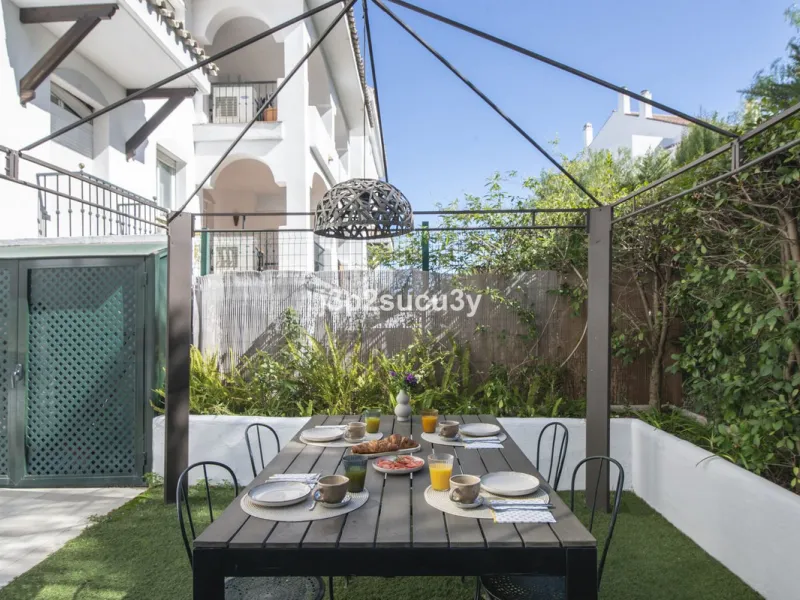 This charming 3-bedroom, en-suite 3-bathroom flat, located in the La Loma de Guadalmina urbanisation, offers a contemporary and relaxed lifestyle in a privileged setting.