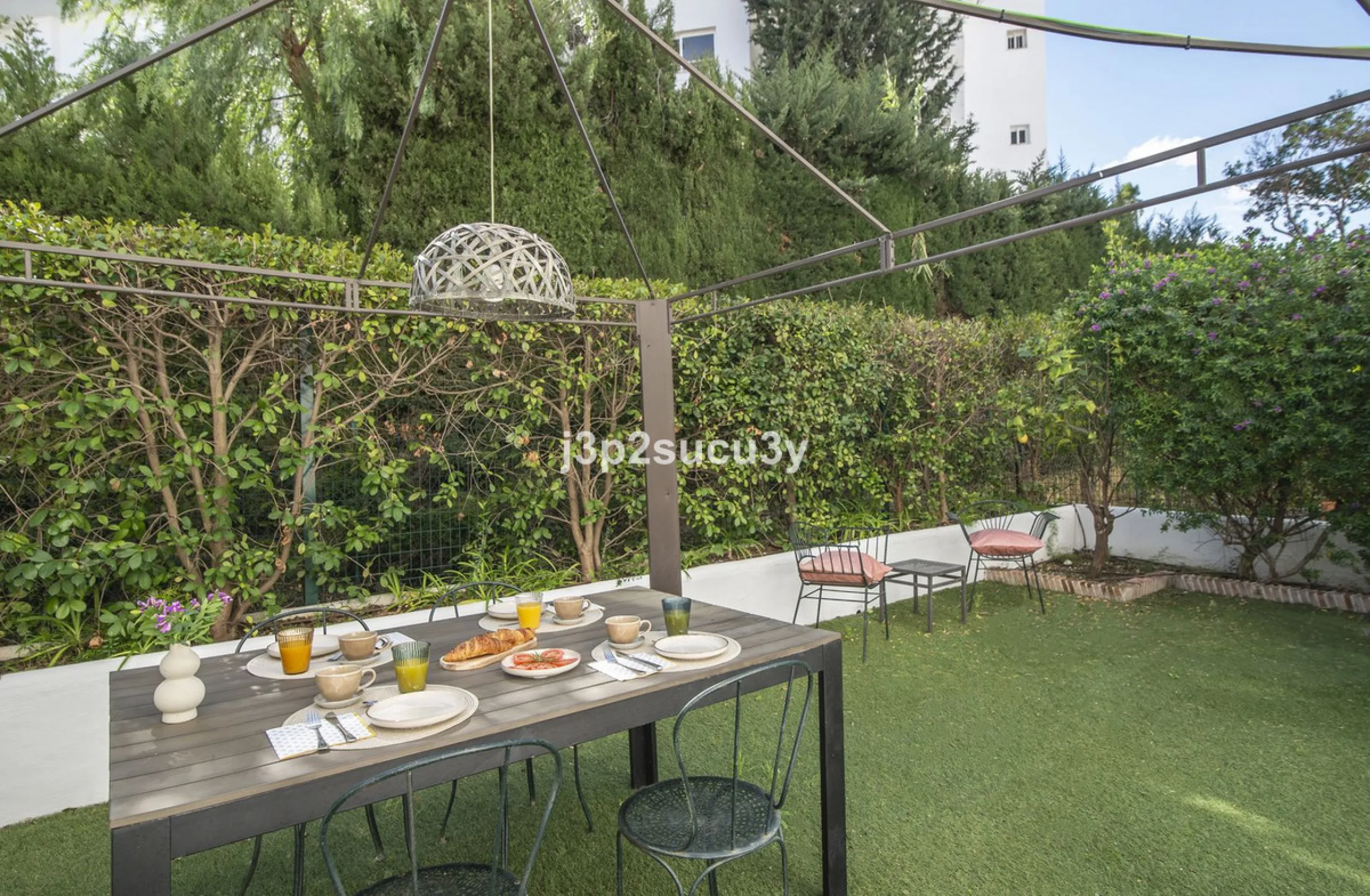 This charming 3-bedroom, en-suite 3-bathroom flat, located in the La Loma de Guadalmina urbanisation, offers a contemporary and relaxed lifestyle in a privileged setting.