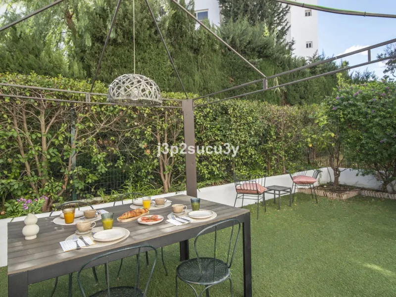 This charming 3-bedroom, en-suite 3-bathroom flat, located in the La Loma de Guadalmina urbanisation, offers a contemporary and relaxed lifestyle in a privileged setting.