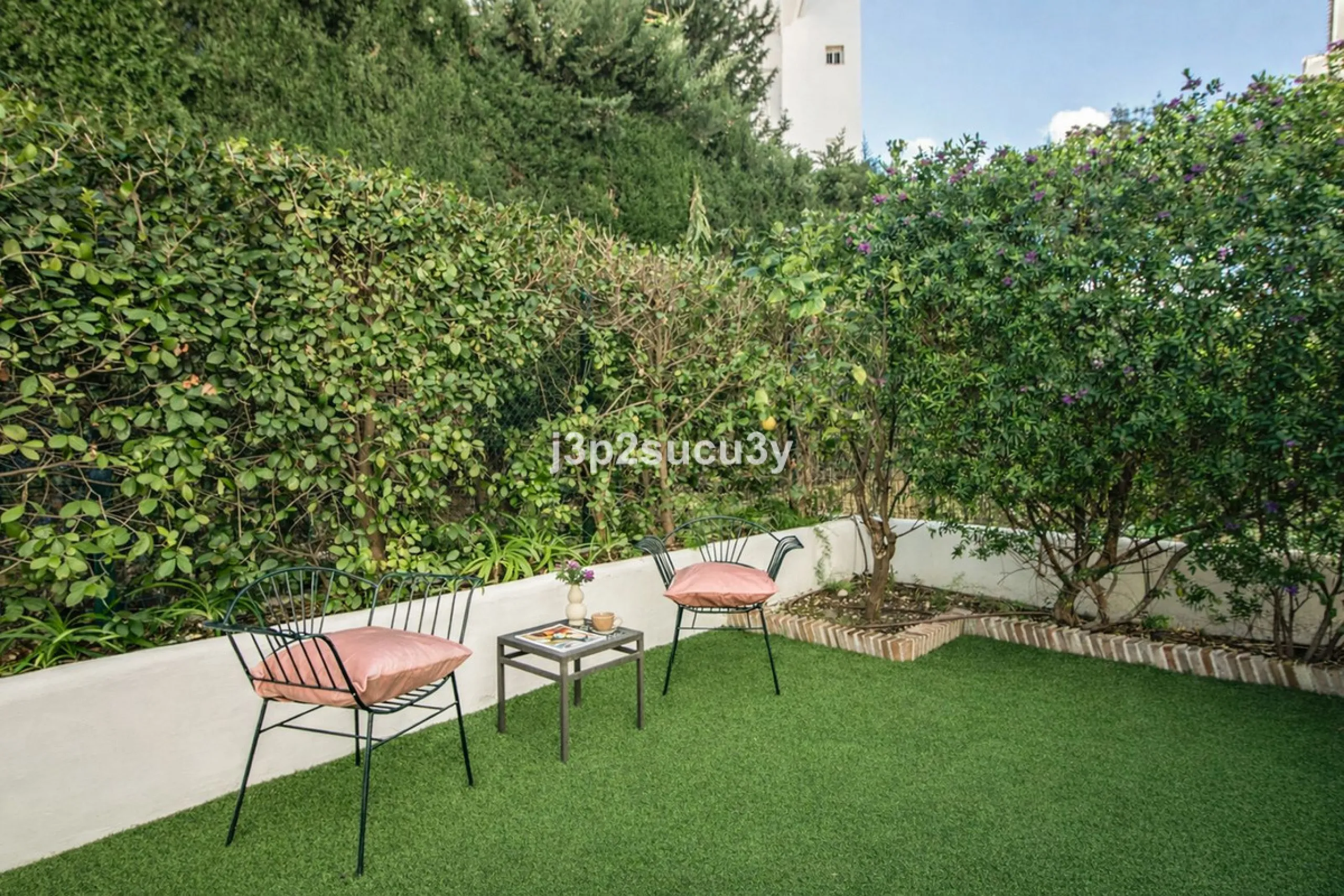 This charming 3-bedroom, en-suite 3-bathroom flat, located in the La Loma de Guadalmina urbanisation, offers a contemporary and relaxed lifestyle in a privileged setting.