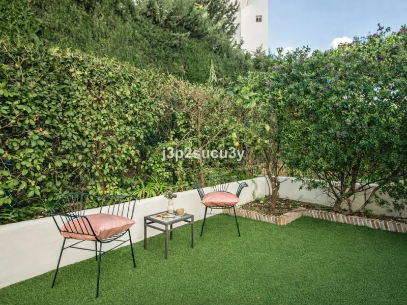 This charming 3-bedroom, en-suite 3-bathroom flat, located in the La Loma de Guadalmina urbanisation, offers a contemporary and relaxed lifestyle in a privileged setting.