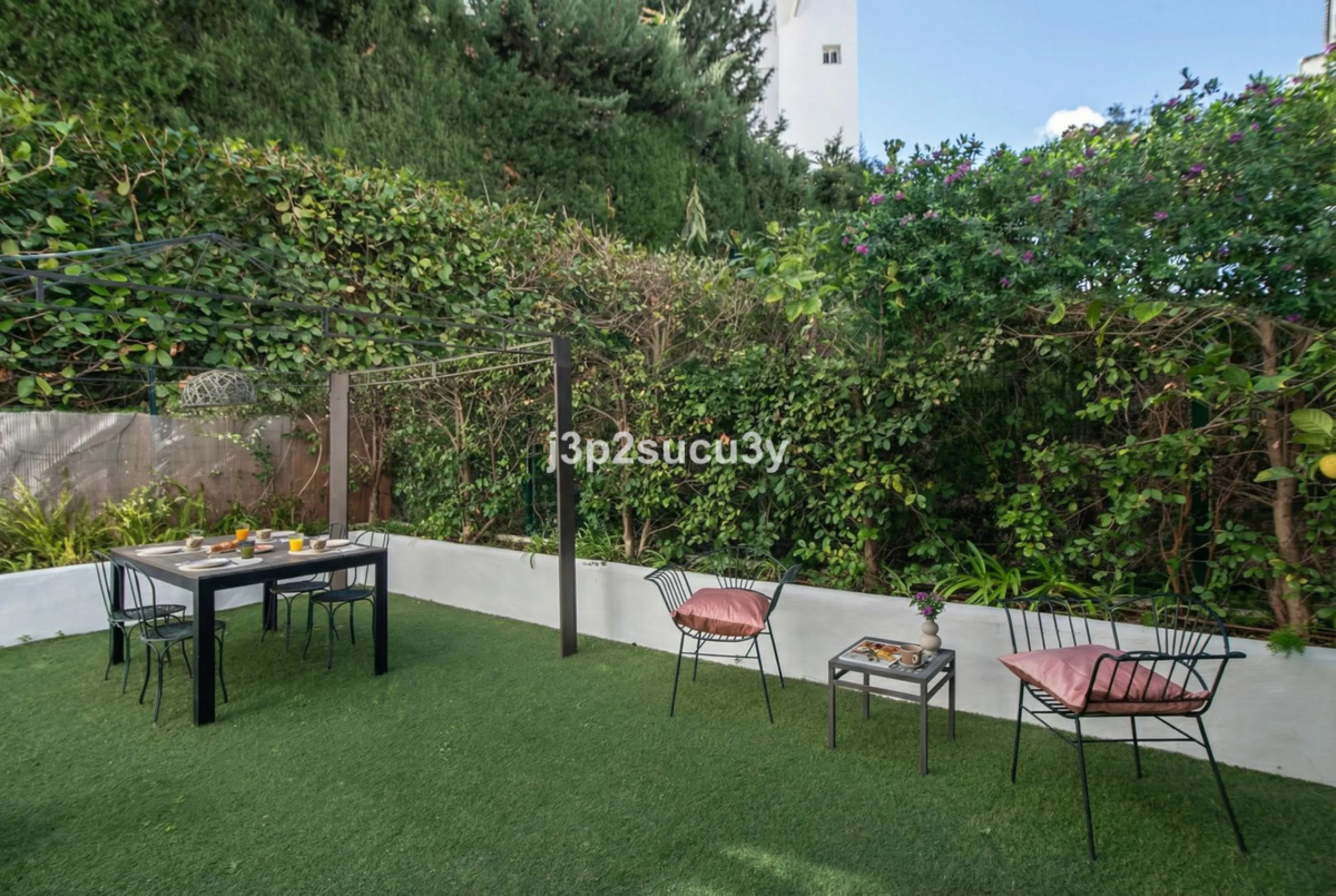 This charming 3-bedroom, en-suite 3-bathroom flat, located in the La Loma de Guadalmina urbanisation, offers a contemporary and relaxed lifestyle in a privileged setting.