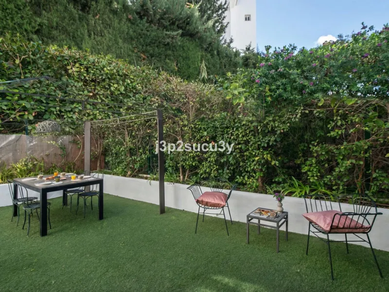This charming 3-bedroom, en-suite 3-bathroom flat, located in the La Loma de Guadalmina urbanisation, offers a contemporary and relaxed lifestyle in a privileged setting.