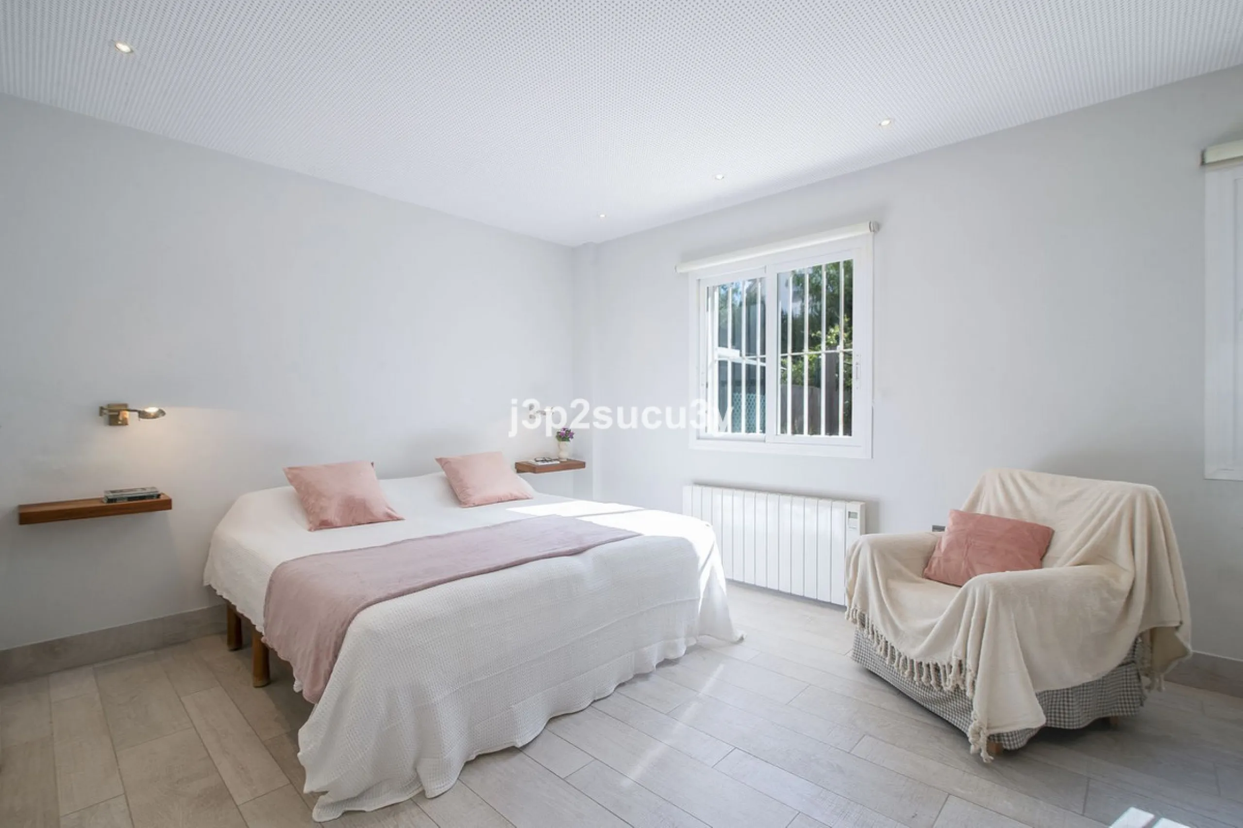 This charming 3-bedroom, en-suite 3-bathroom flat, located in the La Loma de Guadalmina urbanisation, offers a contemporary and relaxed lifestyle in a privileged setting.