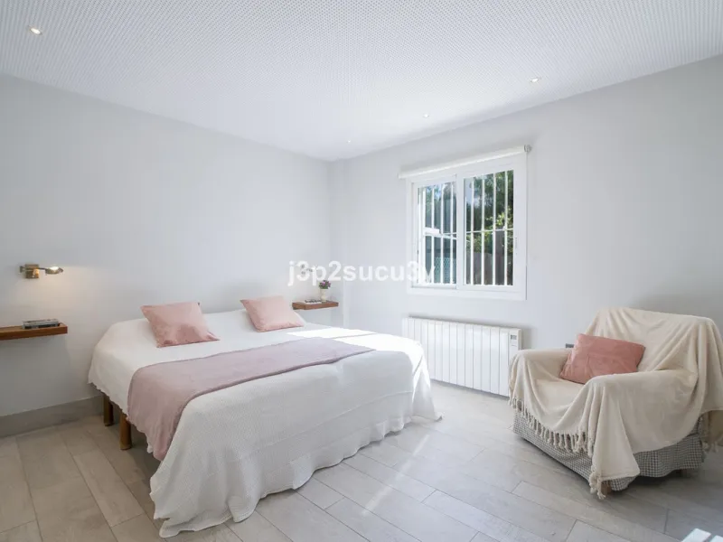 This charming 3-bedroom, en-suite 3-bathroom flat, located in the La Loma de Guadalmina urbanisation, offers a contemporary and relaxed lifestyle in a privileged setting.