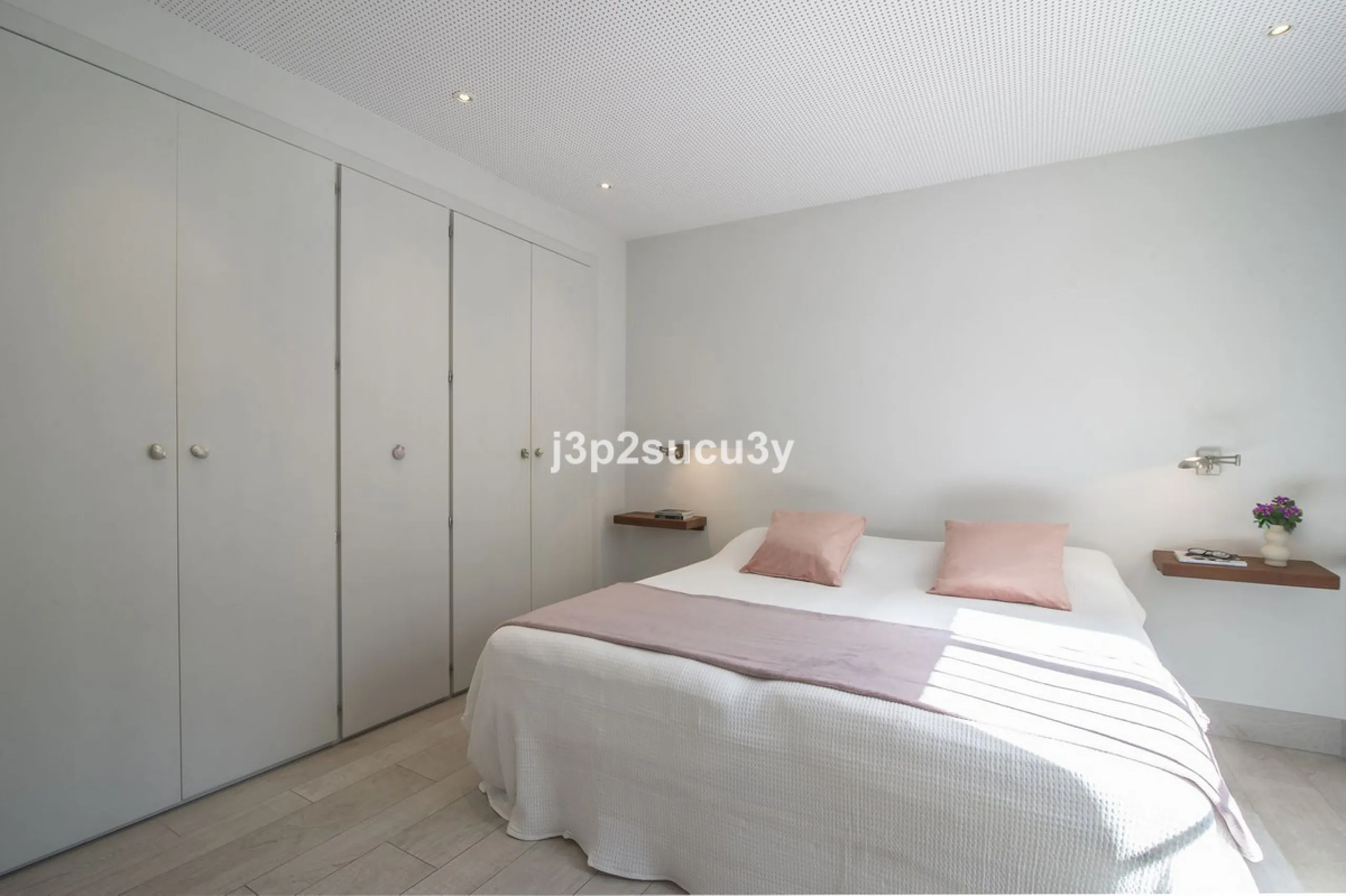 This charming 3-bedroom, en-suite 3-bathroom flat, located in the La Loma de Guadalmina urbanisation, offers a contemporary and relaxed lifestyle in a privileged setting.