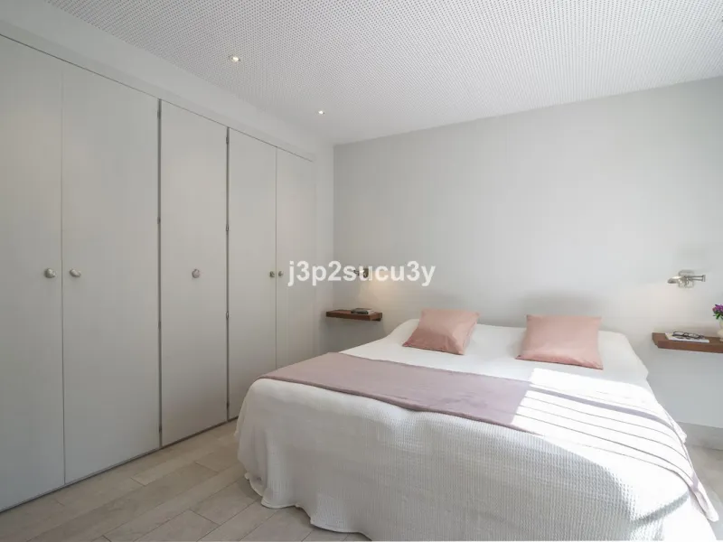This charming 3-bedroom, en-suite 3-bathroom flat, located in the La Loma de Guadalmina urbanisation, offers a contemporary and relaxed lifestyle in a privileged setting.