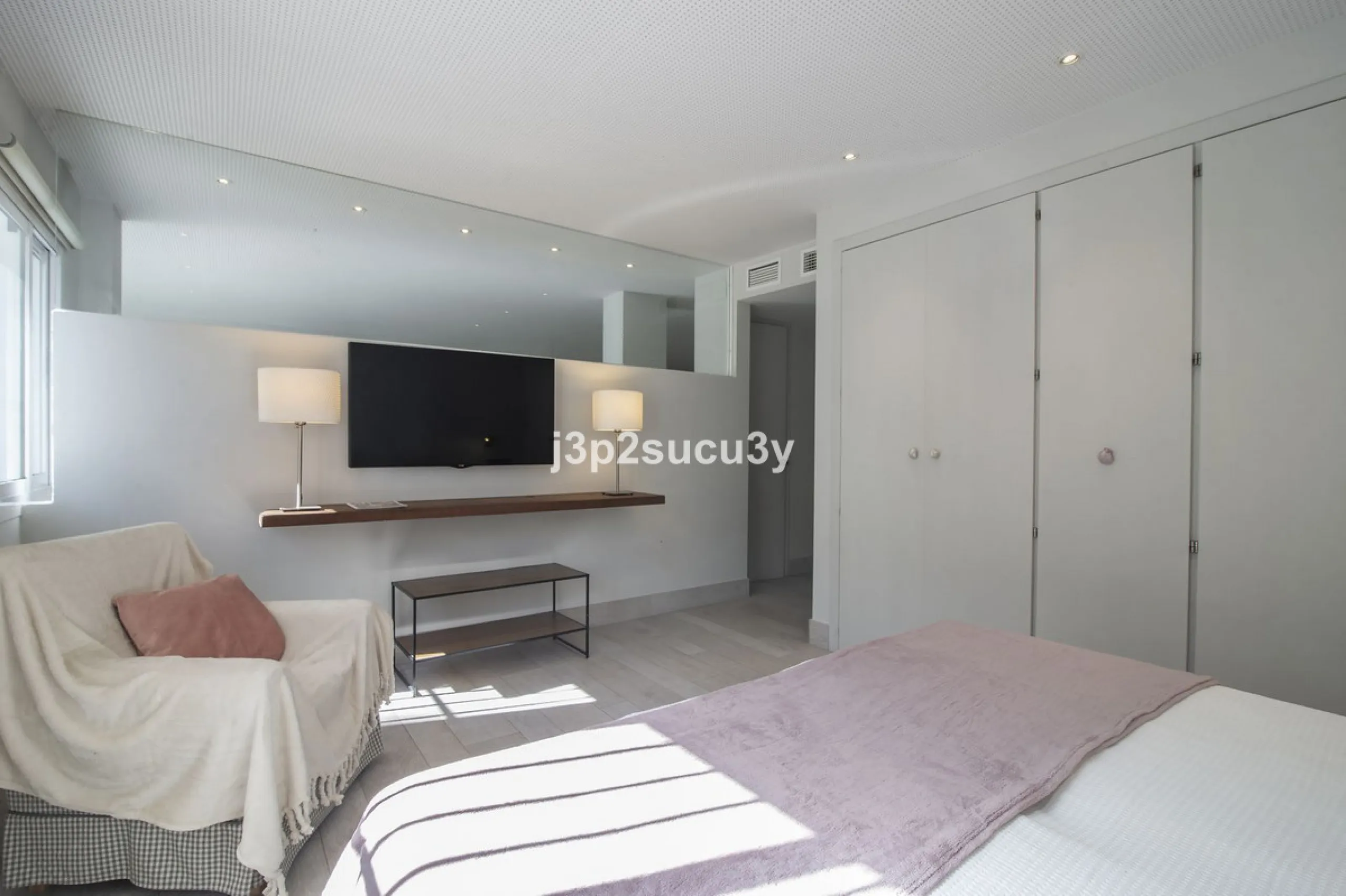 This charming 3-bedroom, en-suite 3-bathroom flat, located in the La Loma de Guadalmina urbanisation, offers a contemporary and relaxed lifestyle in a privileged setting.