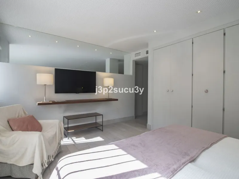 This charming 3-bedroom, en-suite 3-bathroom flat, located in the La Loma de Guadalmina urbanisation, offers a contemporary and relaxed lifestyle in a privileged setting.