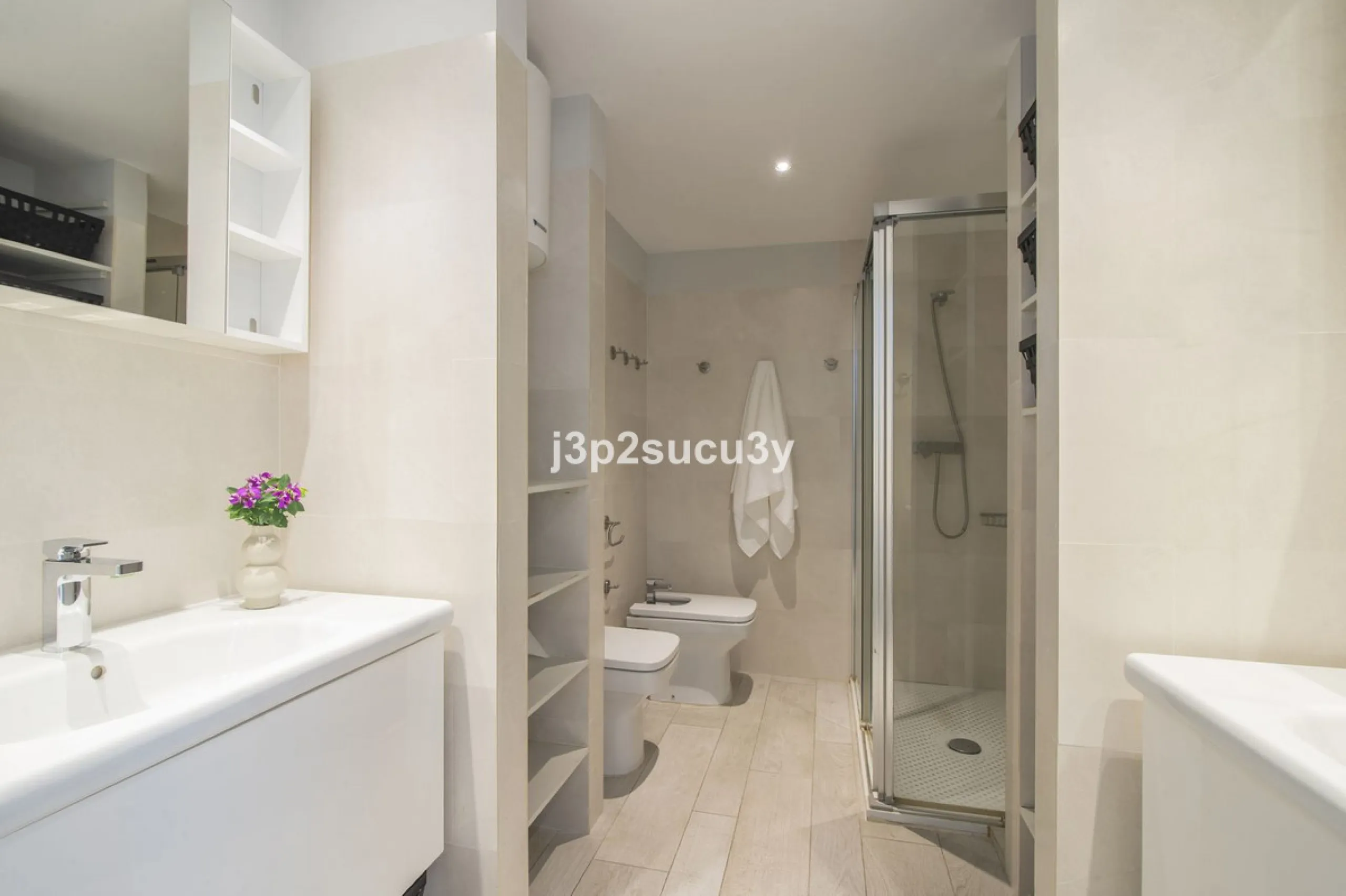 This charming 3-bedroom, en-suite 3-bathroom flat, located in the La Loma de Guadalmina urbanisation, offers a contemporary and relaxed lifestyle in a privileged setting.
