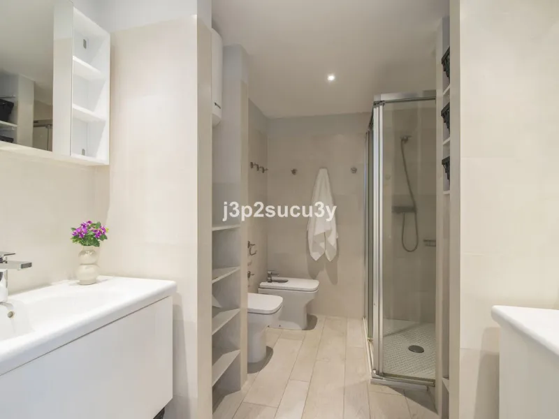 This charming 3-bedroom, en-suite 3-bathroom flat, located in the La Loma de Guadalmina urbanisation, offers a contemporary and relaxed lifestyle in a privileged setting.
