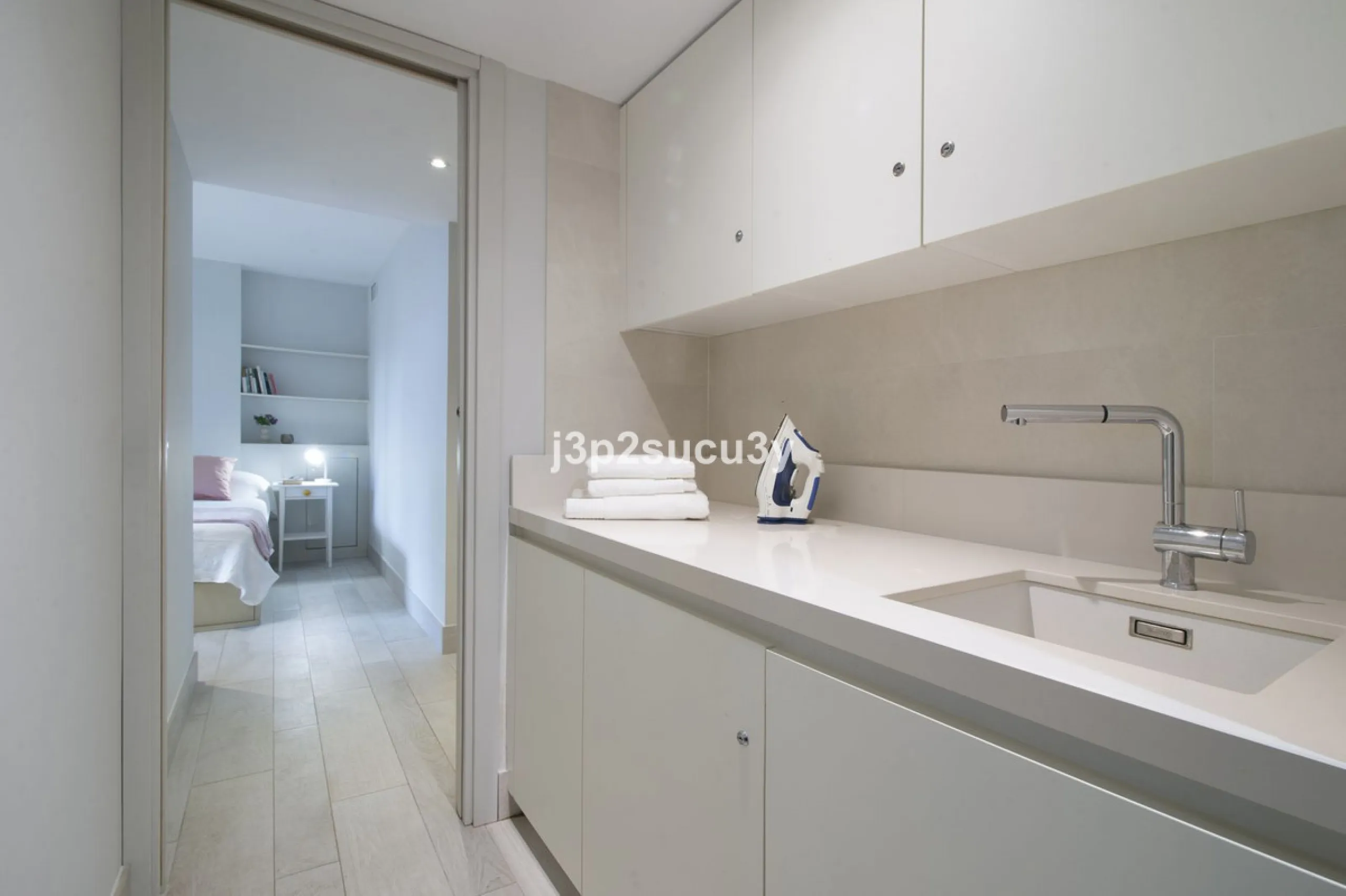 This charming 3-bedroom, en-suite 3-bathroom flat, located in the La Loma de Guadalmina urbanisation, offers a contemporary and relaxed lifestyle in a privileged setting.