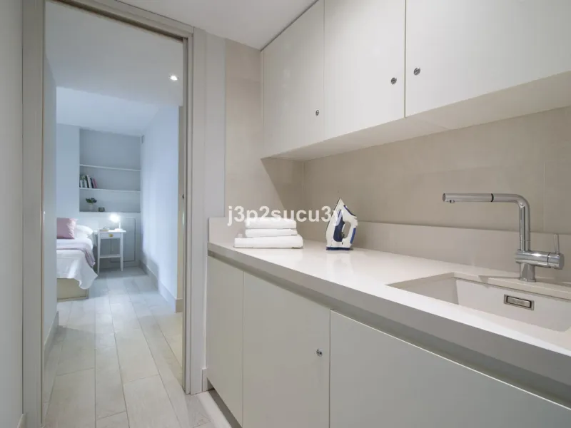 This charming 3-bedroom, en-suite 3-bathroom flat, located in the La Loma de Guadalmina urbanisation, offers a contemporary and relaxed lifestyle in a privileged setting.