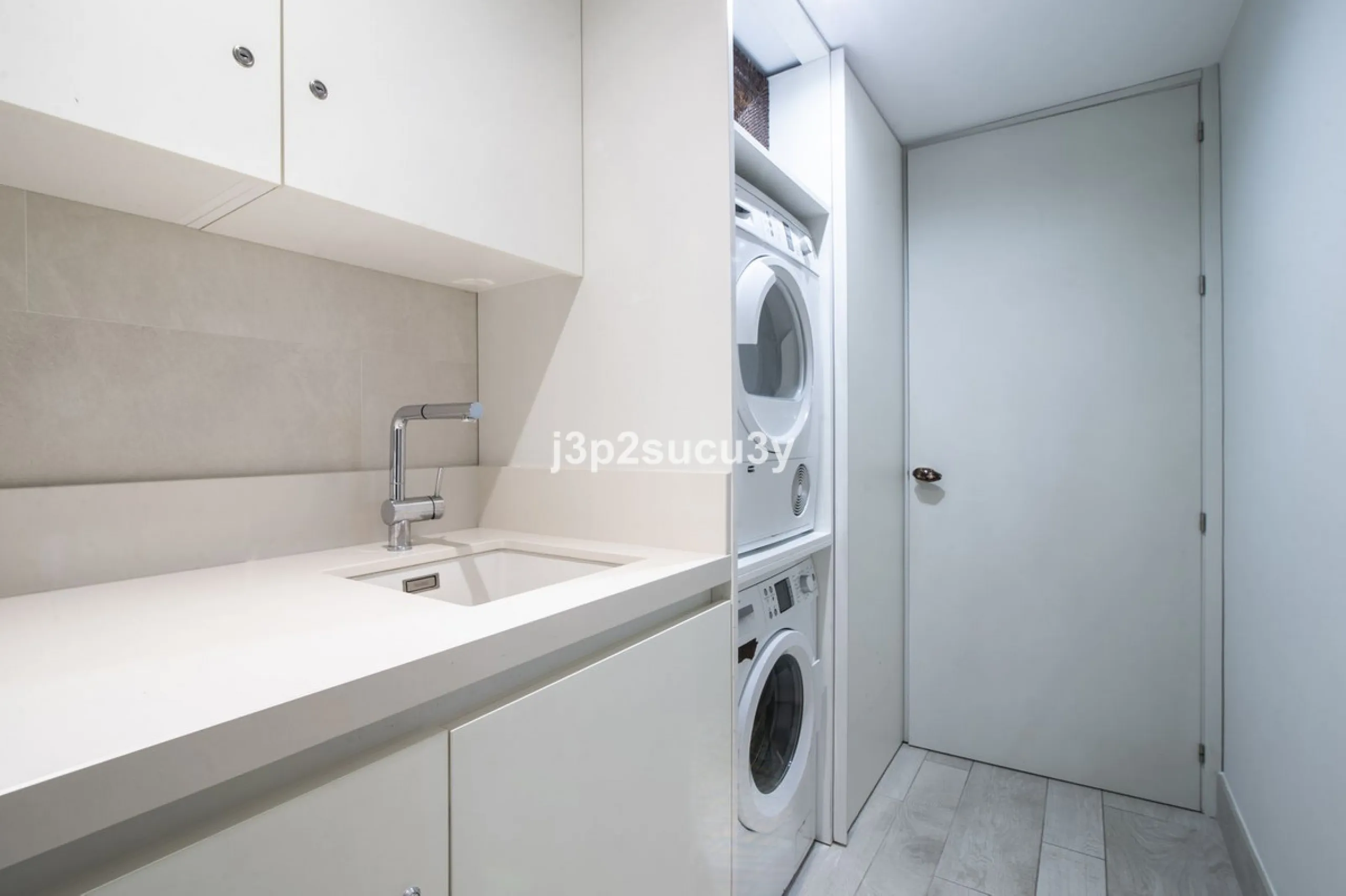 This charming 3-bedroom, en-suite 3-bathroom flat, located in the La Loma de Guadalmina urbanisation, offers a contemporary and relaxed lifestyle in a privileged setting.