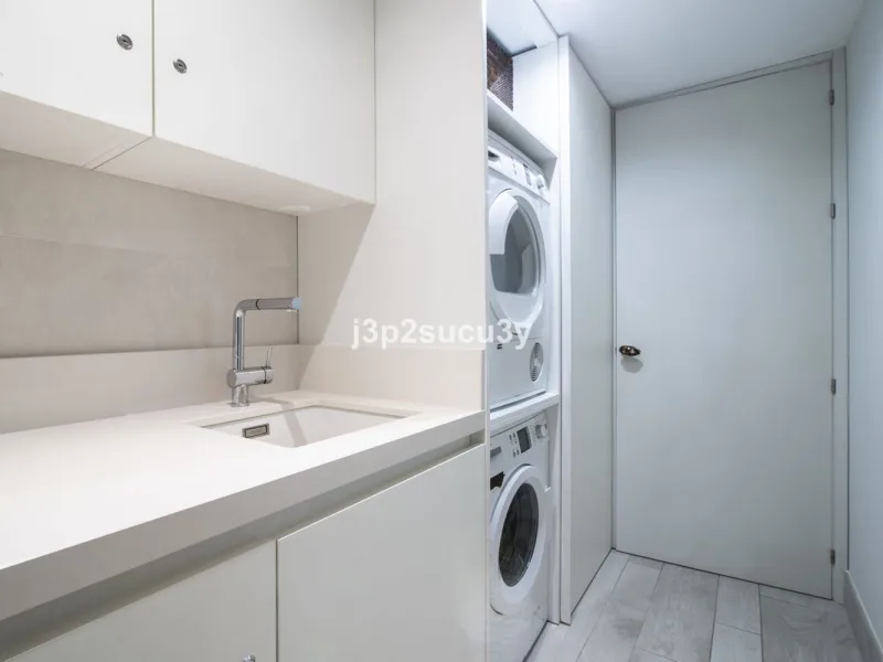 This charming 3-bedroom, en-suite 3-bathroom flat, located in the La Loma de Guadalmina urbanisation, offers a contemporary and relaxed lifestyle in a privileged setting.