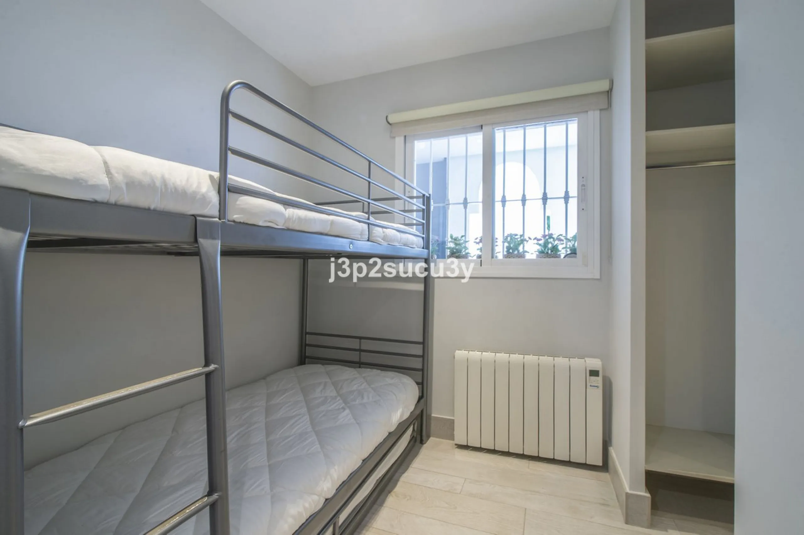 This charming 3-bedroom, en-suite 3-bathroom flat, located in the La Loma de Guadalmina urbanisation, offers a contemporary and relaxed lifestyle in a privileged setting.