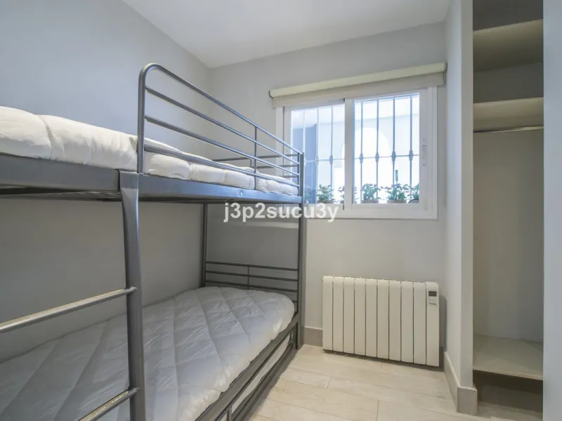 This charming 3-bedroom, en-suite 3-bathroom flat, located in the La Loma de Guadalmina urbanisation, offers a contemporary and relaxed lifestyle in a privileged setting.