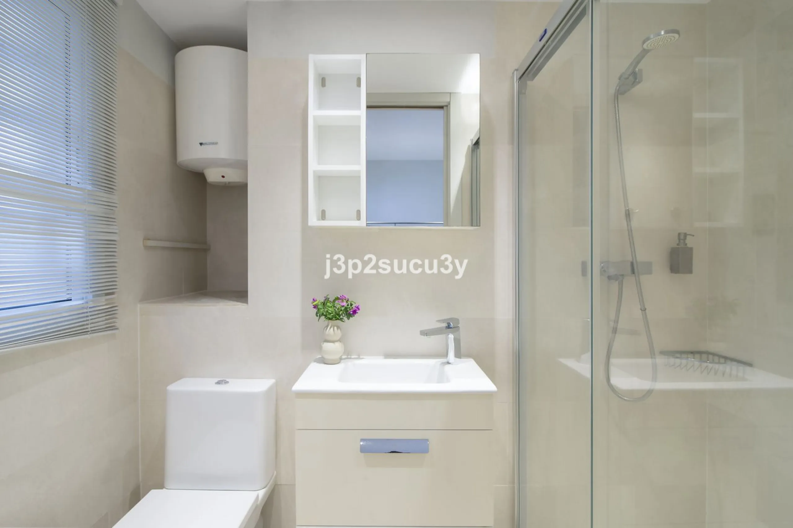 This charming 3-bedroom, en-suite 3-bathroom flat, located in the La Loma de Guadalmina urbanisation, offers a contemporary and relaxed lifestyle in a privileged setting.