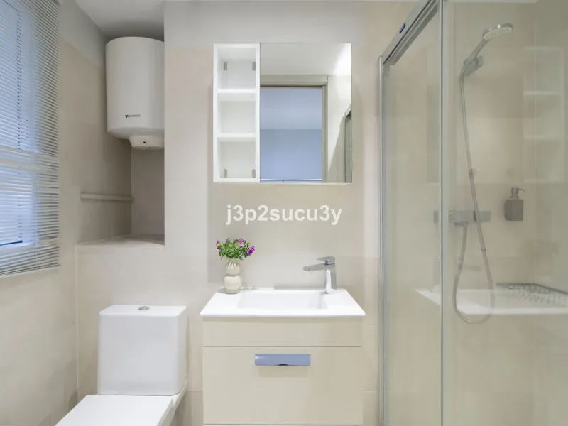 This charming 3-bedroom, en-suite 3-bathroom flat, located in the La Loma de Guadalmina urbanisation, offers a contemporary and relaxed lifestyle in a privileged setting.